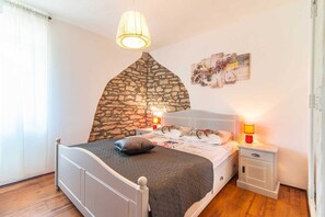 3 室のベッドルーム、WiFi (無料)、ベッドシーツ