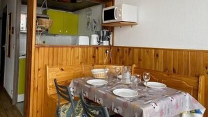 Una cocina pequeña con microondas, tostadora y lavamanos.