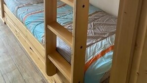 Una cama litera con una cama inferior y una superior.