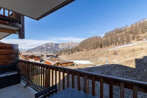 Property grounds - 200m from resort center, 2nd floor, view ski slopes, swimming pool, balcony, tv, ski locker, 30m² (Les Orres)