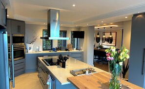 ثلاجة، فرن، موقد طهي مسطح، غسالة أطباق