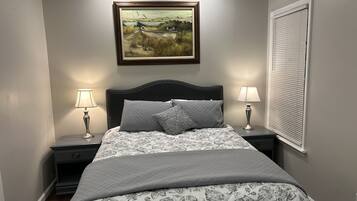 2 habitaciones, escritorio y tabla de planchar con plancha