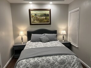 2 chambres, bureau, fer et planche à repasser, lit parapluie