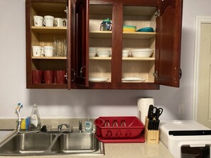 Réfrigérateur, micro-ondes, lave-vaisselle, cafetière/bouilloire