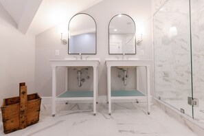 Honeymoon kamer | Badkamer | Designer toiletartikelen, een haardroger, badjassen, handdoeken