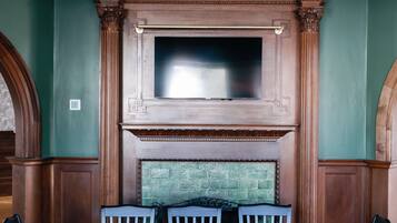 3 restaurants, breakfast, lunch, dinner served; American cuisine