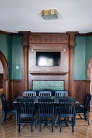 3 间餐厅，供应早餐、午餐和晚餐，美洲菜