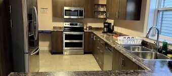 New Spacious Townhouse, 15 mns to DT, bckyrd, deck