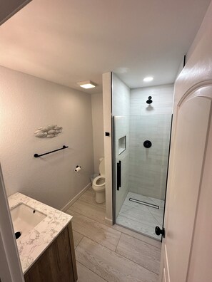 Shower, hair dryer, towels, soap - The Carolina Dream, Dogs Welcome! Fully remodeled in 2023 (Virginia Beach)