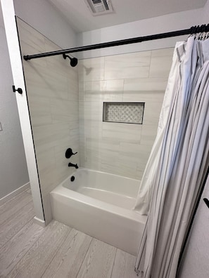 Een douche, een haardroger, handdoeken, zeep