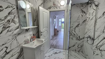 Secador de cabelo, chinelos, toalhas de banho, sabonete