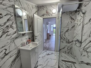 Assecador de cabells, sabatilles, tovalloles i sabó 