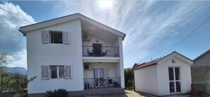 Exterior - Peaceful 2BR Apartment, with Ultra-Fast WiFi & Free parking (Podgorica)