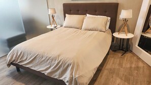 1 habitación, tabla de planchar con plancha, wifi y ropa de cama