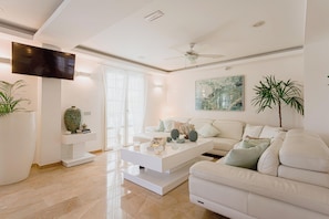 Villa | Área de sala de estar | Televisión LED 