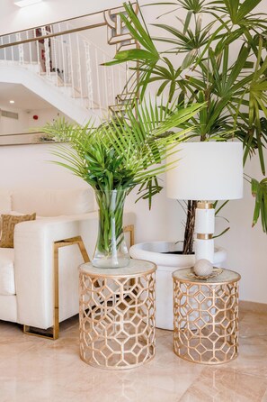 Área de estar no saguão