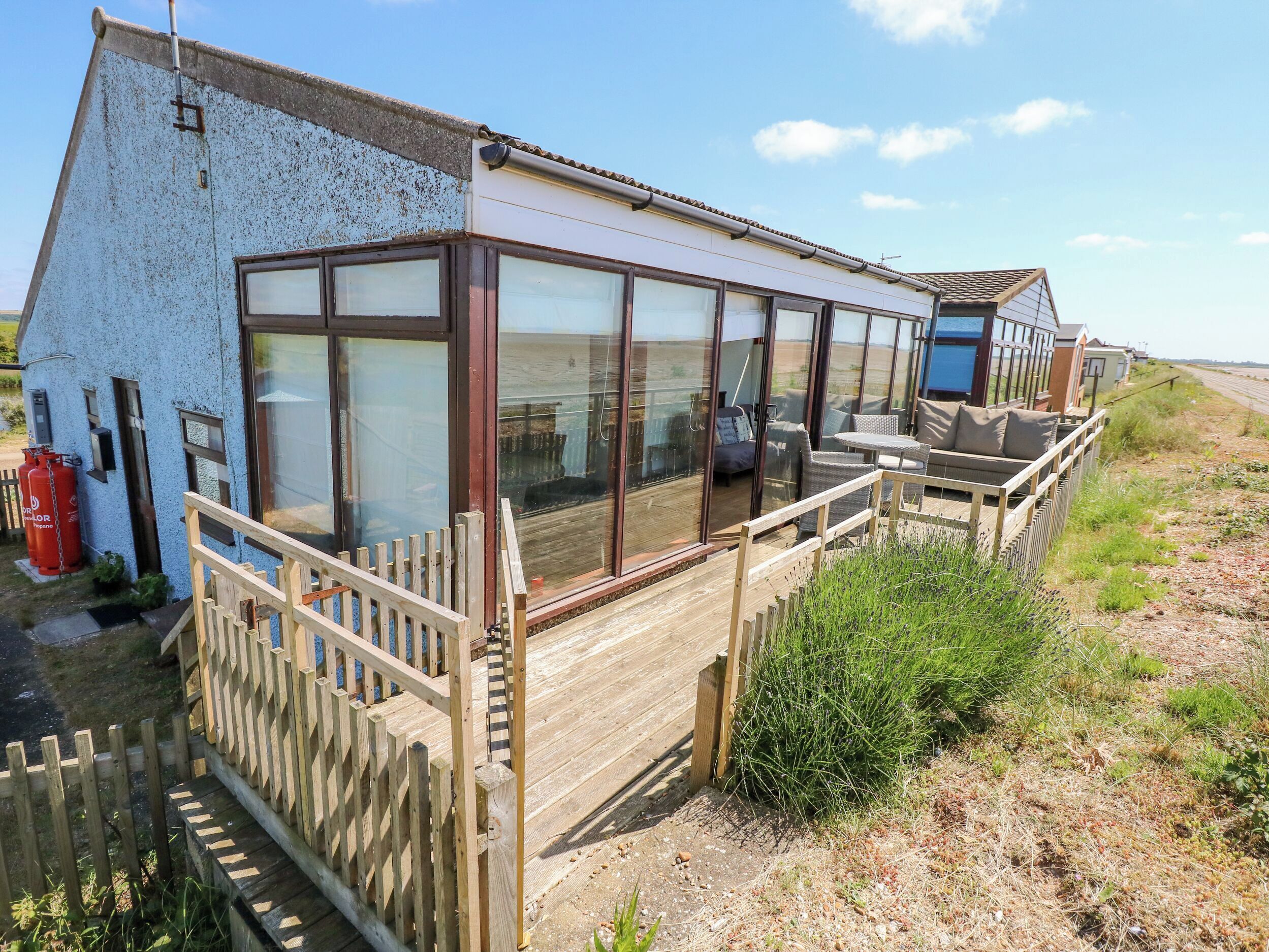 102 THE BEACH, pet friendly, country holiday cottage in Snettisham