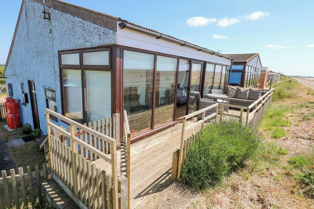 102 THE BEACH, pet friendly, country holiday cottage in Snettisham