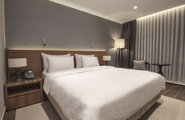 Minibaari, tallelokero huoneessa, työpöytä