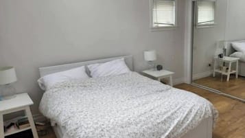 2 quartos, escrivaninha, ferros/tábuas de passar roupa, berço de viagem