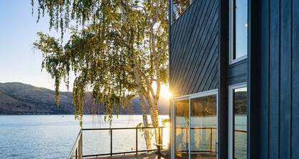 Premier home, Waterfront, Views, Hot Tub, Dogs OK