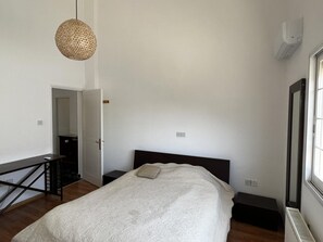 4 habitaciones, tabla de planchar con plancha, wifi y ropa de cama 