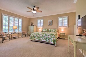 3 bedrooms, desk, iron/ironing board, WiFi - 16th and Golden in Diamondhead (Diamondhead)
