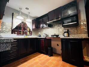 Business Double Room | Private kitchen | Dishwasher, rice cooker, cookware/dishes/utensils - CASA DEL ARBOL ESCAZU (San Antonio)