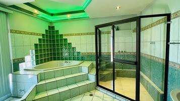 Business Double Room | Bathroom | Free toiletries, towels