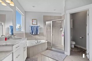 Douche, baignoire à remous, séchoir à cheveux, bidet