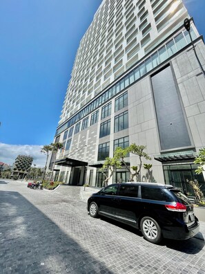 Vista frontal de la propiedad