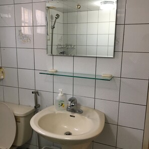 Economy Double or Twin Room | Bathroom | Shower, hair dryer, shampoo, toilet paper - Liuqiu Cozy Room (Liuqiu)