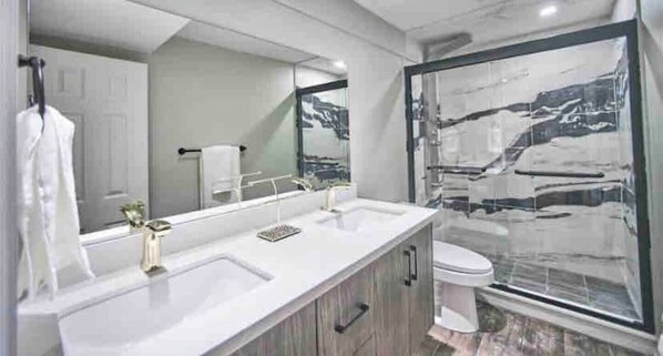 Séchoir à cheveux, serviettes fournies, savon, shampooing