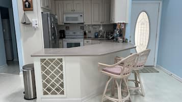 Micro-ondes, four, plaque de cuisson, lave-vaisselle