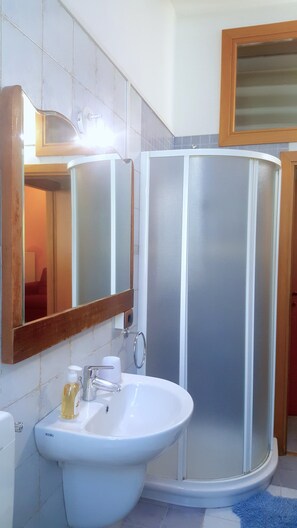 Dusche, Haartrockner, Bidet, Handtücher