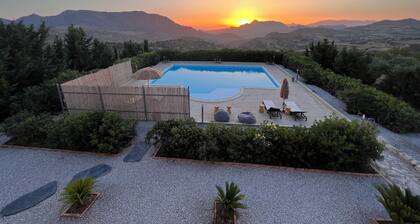 5BR Villa w/ Pool, Gym, Pool Table, Sauna & Epic Sicily Views, Family friendly!