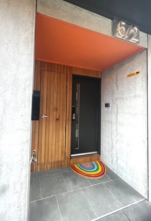 Enter room 5/2 through the door with a handle and lock.