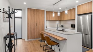 Townhouse – luksus | Eget kjøkken | Kjøleskap, mikrobølgeovn, ovn og kokeplater