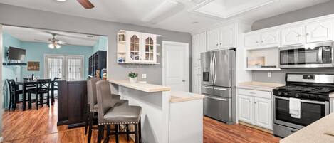 Jääkaappi, mikroaaltouuni, uuni, liesi