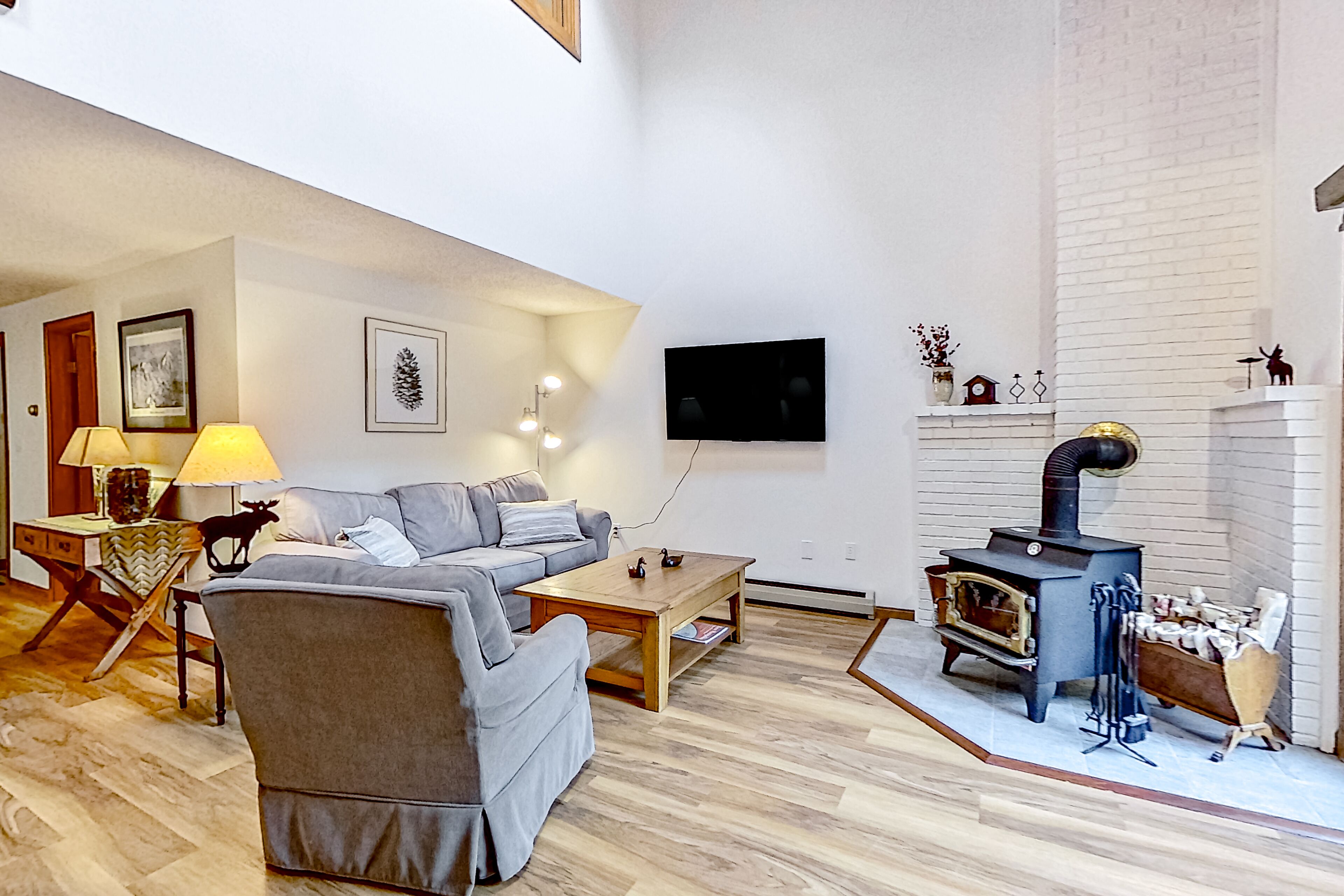 Mountain-view townhouse near dining with seasonal outdoor pool, woodstove & deck