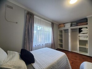 3 عدّة غرف نوم ومكواة/لوح كي وواي فاي وملاءات أسرّة