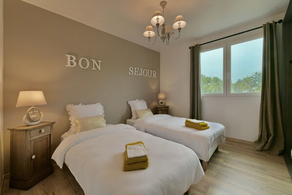 2 bedrooms, iron/ironing board, free WiFi, bed sheets