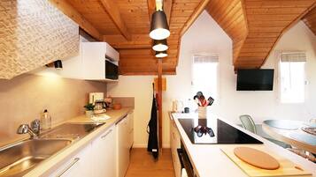 Coffee/tea maker, fridge, microwave, oven