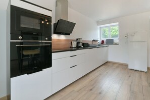 Frigorífico, microondas, horno y lavavajillas