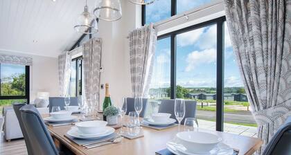 Swanlake Lodge - 3 Bedroom Holiday Home - Penally