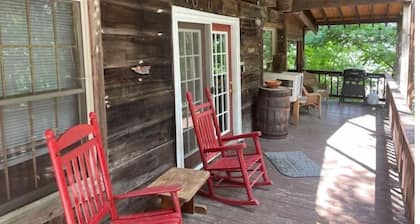 Hilltop Hideaway in the Nacoochee Village
