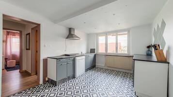 Réfrigérateur, micro-ondes, lave-vaisselle, cafetiÚre/bouilloire