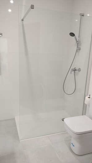 Hårføner, håndklær, såpe og toalettpapir