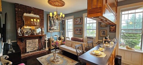 Luxurious Apartment at Colonial Townhouse