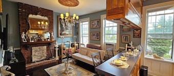 Luxurious Apartment at Colonial Townhouse